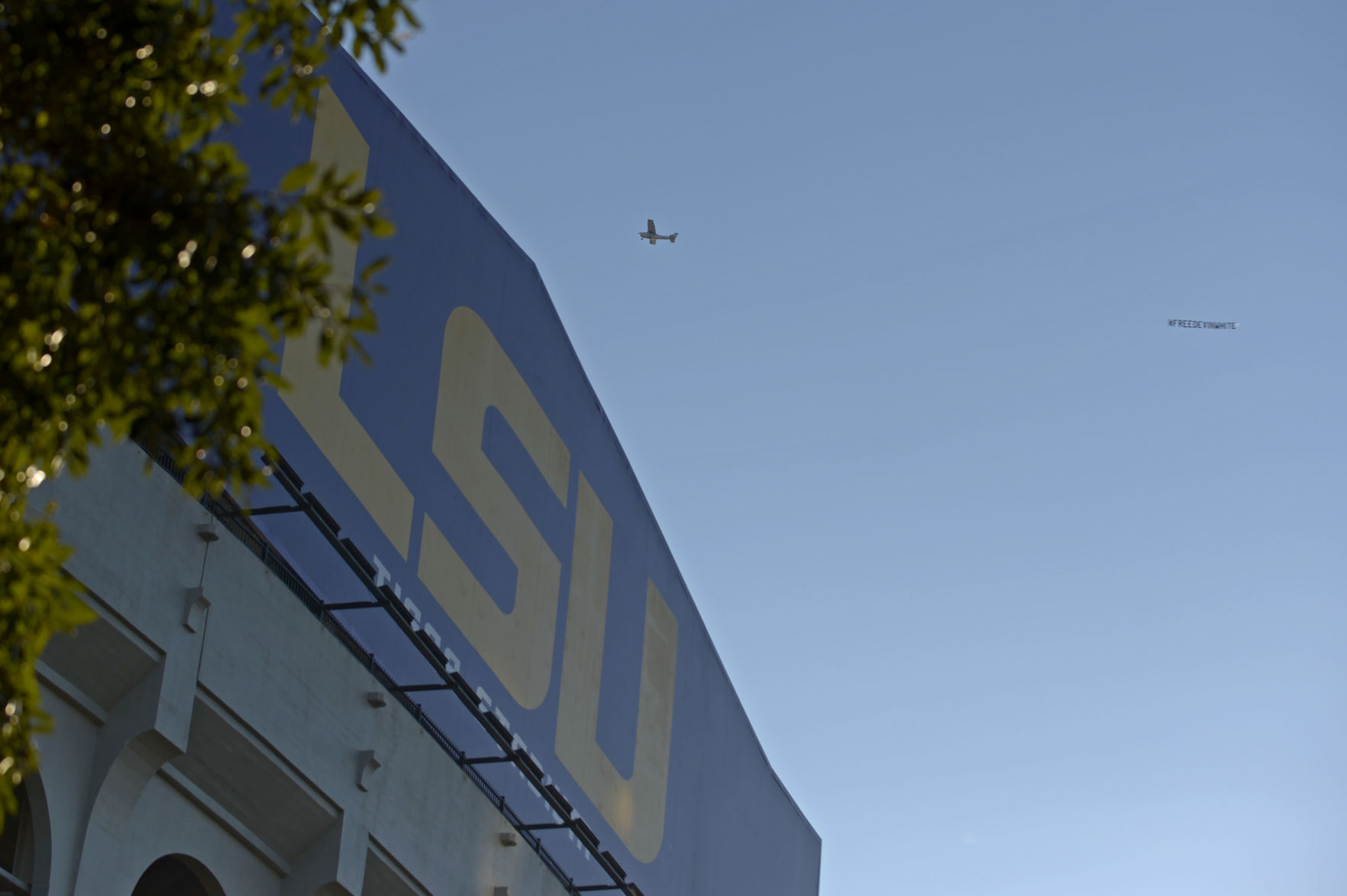 lsualabamafootball.110418_319